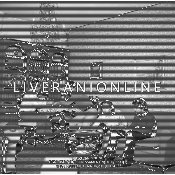 RETROSPETTIVA DEI FAMIGLIARI DEL CICLISTA LEARCO GUERRA NELLA FOTO IL FIGLIO GINO (CON LA MOGLIE ) E I NIPOTI LEARCO E CARLO NELLA LORO CASA A MANTOVA NEL 1972 ©Archivio Giovanni Liverani / AGENZIA ALDO LIVERANI SAS