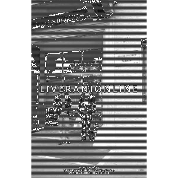 RETROSPETTIVA DEI FAMIGLIARI DEL CICLISTA LEARCO GUERRA NELLA FOTO I NIPOTI LEARCO E CARLO DAVANTI ALL\'ISTITUTO TECNICO COMMERCIALE A. VOLTA E AL COLLEGIO FERRARI DI CASTIGLIONE DELLE STIVIERE A MANTOVA NEL 1972 ©Archivio Giovanni Liverani / AGENZIA ALDO LIVERANI SAS