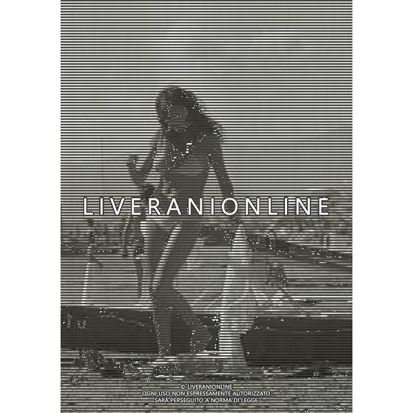 RETROSPETTIVA TAMARA BARONI ATTRICE NELLA FOTO TAMARA BARONI NELL\'ANNO 1971 A FORTE DEI MARMI CON ILLER PATACCINI AG ALDO LIVERANI SAS 