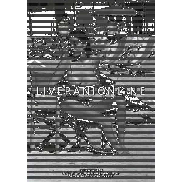RETROSPETTIVA TAMARA BARONI ATTRICE NELLA FOTO TAMARA BARONI NELL\'ANNO 1971 A FORTE DEI MARMI CON ILLER PATACCINI AG ALDO LIVERANI SAS 