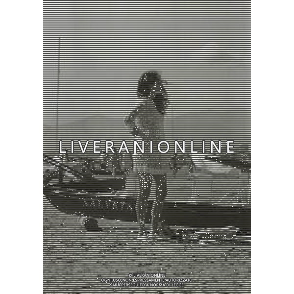 RETROSPETTIVA TAMARA BARONI ATTRICE NELLA FOTO TAMARA BARONI NELL\'ANNO 1971 A FORTE DEI MARMI CON ILLER PATACCINI AG ALDO LIVERANI SAS 