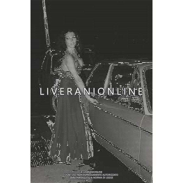 RETROSPETTIVA TAMARA BARONI ATTRICE NELLA FOTO TAMARA BARONI NELL\'ANNO 1982 A MILANO RECITA POESIE AG ALDO LIVERANI SAS 