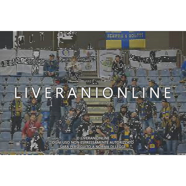 3-12-2022. Cagliari Calcio-Parma Calcio 15° giornata serie BKT 2022/2023, stadio Unipol Domus Cagliari. Foto Salvatore Moi/Aldo Liverani s.a.s. Nella foto: Tifosi del Parma Calcio, nel settore ospiti dello stadio Unipol Domus di Cagliari. ©MOI / AGENZIA ALDO LIVERANI SAS