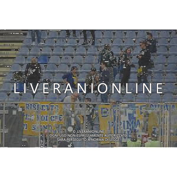3-12-2022. Cagliari Calcio-Parma Calcio 15° giornata serie BKT 2022/2023, stadio Unipol Domus Cagliari. Foto Salvatore Moi/Aldo Liverani s.a.s. Nella foto: Tifosi del Parma Calcio, nel settore ospiti dello stadio Unipol Domus di Cagliari. ©MOI / AGENZIA ALDO LIVERANI SAS