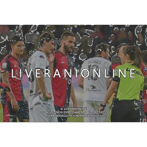 3-12-2022. Cagliari Calcio-Parma Calcio 15° giornata serie BKT 2022/2023, stadio Unipol Domus Cagliari. Foto Salvatore Moi/Aldo Liverani s.a.s. Nella foto: proteste con arbitro Maria Sole Ferreri Caputi di Livorno per gol Parma dubbio che poi si andra\' alla var ©MOI / AGENZIA ALDO LIVERANI SAS
