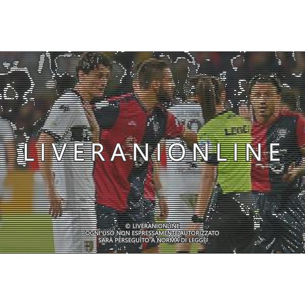 3-12-2022. Cagliari Calcio-Parma Calcio 15° giornata serie BKT 2022/2023, stadio Unipol Domus Cagliari. Foto Salvatore Moi/Aldo Liverani s.a.s. Nella foto: proteste con arbitro Maria Sole Ferreri Caputi di Livorno per gol Parma dubbio che poi si andra\' alla var ©MOI / AGENZIA ALDO LIVERANI SAS