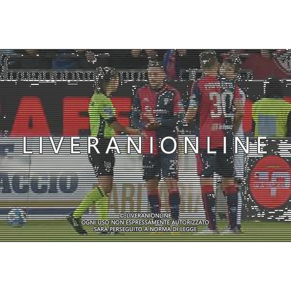 3-12-2022. Cagliari Calcio-Parma Calcio 15° giornata serie BKT 2022/2023, stadio Unipol Domus Cagliari. Foto Salvatore Moi/Aldo Liverani s.a.s. Nella foto: proteste con arbitro Maria Sole Ferreri Caputi di Livorno per fallo su Gianluca Lapadula Cagliari ©MOI / AGENZIA ALDO LIVERANI SAS