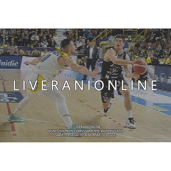 Leonardo Candi - Bertram Yachts Derthona Tortona contrastato da Alessandro Cappelletti - Tezenis Verona durante la partita tra Tezenis Verona e - Bertram Yachts Derthona Tortona valida per la nona giornata del campionato Italiano di basket serie A1. 3 Dicembre 2022, Pala AGSM-AIM, Verona, Italia ©Tommasini Roberto / AGENZIA ALDO LIVERANI SAS