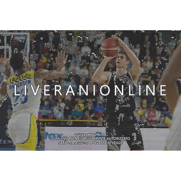 Leonardo Candi - Bertram Yachts Derthona Tortona al tiro durante la partita tra Tezenis Verona e - Bertram Yachts Derthona Tortona valida per la nona giornata del campionato Italiano di basket serie A1. 3 Dicembre 2022, Pala AGSM-AIM, Verona, Italia ©Tommasini Roberto / AGENZIA ALDO LIVERANI SAS