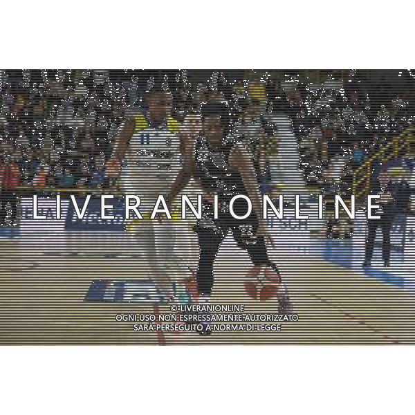 Demonte Harper - Bertram Yachts Derthona Tortona inseguito da Xavier Johnson - Tezenis Verona durante la partita tra Tezenis Verona e - Bertram Yachts Derthona Tortona valida per la nona giornata del campionato Italiano di basket serie A1. 3 Dicembre 2022, Pala AGSM-AIM, Verona, Italia ©Tommasini Roberto / AGENZIA ALDO LIVERANI SAS