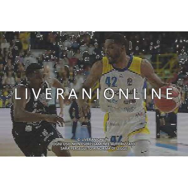 Jamarr Sanders - Tezenis Verona contrastato da Semaj Christon - Bertram Yachts Derthona Tortona durante la partita tra Tezenis Verona e - Bertram Yachts Derthona Tortona valida per la nona giornata del campionato Italiano di basket serie A1. 3 Dicembre 2022, Pala AGSM-AIM, Verona, Italia ©Tommasini Roberto / AGENZIA ALDO LIVERANI SAS