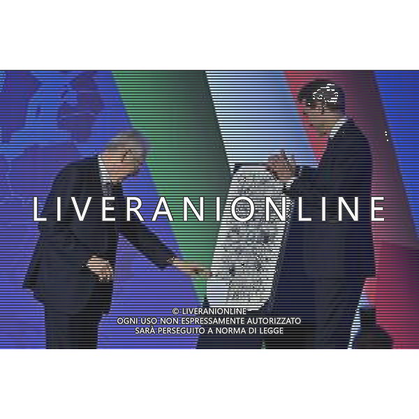 TVRG Bocconi Monti Mattarella nella foto Mario Monti con l\'opera che gli e\' stata donata dall\'Universita\' Bocconi sulla DX Andrea Sironi presidente della Bocconi Milano 07-12-2022 L\'universita\' Bocconi saluta Mario Monti, presente tra gli altri il Presidente della Repubblica Sergio Mattarella foto Roberto Garavaglia/ag. Aldo Liverani sas/ AGENZIA ALDO LIVERANI SAS