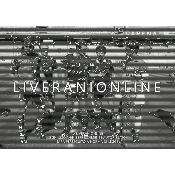 30-08-1989 GENOVA 2 TURNO DI COPPA ITALIA GENOA-SAMPDORIA 0-1 NELLA FOTO I DUE CAPITANI GIANLUCA SIGNORINI CON L\'ARBITRO CARLO LONGHI E LUCA PELLEGRINI AG ALDO LIVERANI SAS