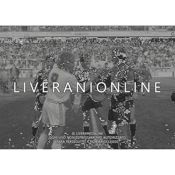 16-02-1992 GENOVA CAMPIONATO DI CALCIO SERIE A GENOA-ROMA 1-1 NELLA FOTO RUDY VOELLER CON GIANLUCA SIGNORINI SCAMBIO GAGLIARDETTI DAVANTI ALL\'ARBITRO TULLIO LANESE AG ALDO LIVERANI SAS