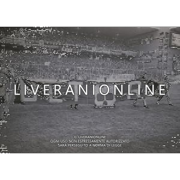 05-01-1992 GENOVA CAMPIONATO DI CALCIO SERIE A GENOA-TORINO 1-1 NELLA FOTO TIFOSI ULTRAS IN CAMPO PER IL GEMELLAGGIO AG ALDO LIVERANI SAS