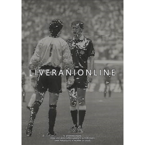 01-09-1991 GENOVA CAMPIONATO DI CALCIO SERIE A GENOA-CREMONESE 2-0 NELLA FOTO L\'ARBITRO MAURIZIO MUGHETTI PARLA CON MICHELANGELO RAMPULLA AG ALDO LIVERANI SAS