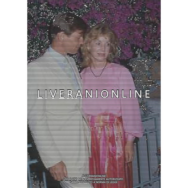 RETROSPETTIVA MICHAEL YORK ATTORE NELLA FOTO MICHAEL YORK CON LA MOGLIE PATRICIA McCALLUM A TAORMINA NELL\'ANNO 1975 AG ALDO LIVERANI SAS