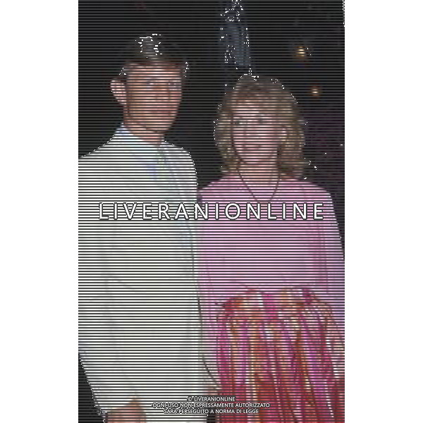 RETROSPETTIVA MICHAEL YORK ATTORE NELLA FOTO MICHAEL YORK CON LA MOGLIE PATRICIA McCALLUM A TAORMINA NELL\'ANNO 1975 AG ALDO LIVERANI SAS