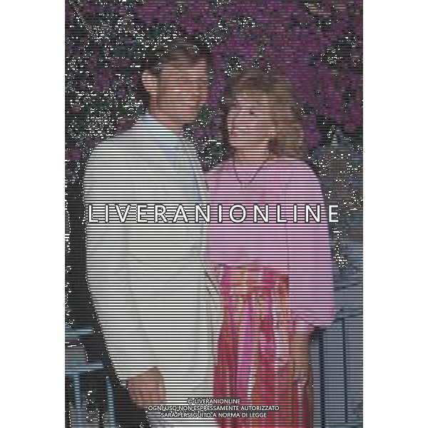 RETROSPETTIVA MICHAEL YORK ATTORE NELLA FOTO MICHAEL YORK CON LA MOGLIE PATRICIA McCALLUM A TAORMINA NELL\'ANNO 1975 AG ALDO LIVERANI SAS