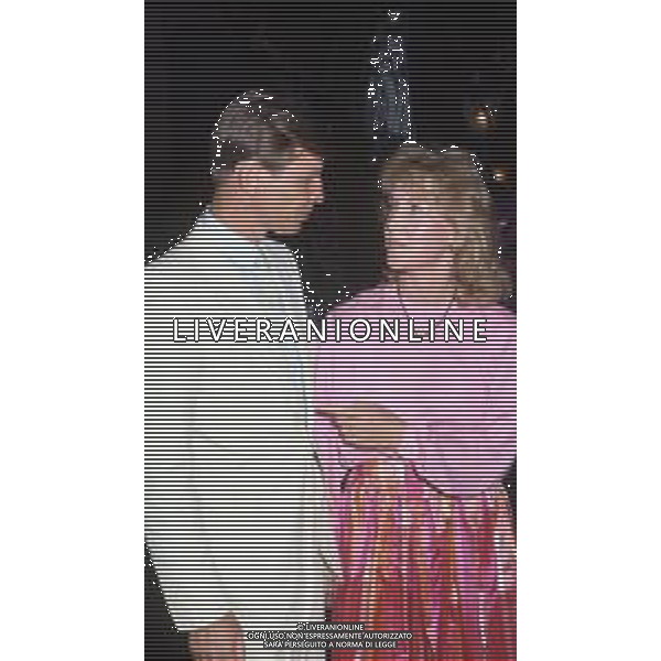 RETROSPETTIVA MICHAEL YORK ATTORE NELLA FOTO MICHAEL YORK CON LA MOGLIE PATRICIA McCALLUM A TAORMINA NELL\'ANNO 1975 AG ALDO LIVERANI SAS