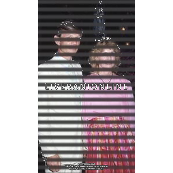 RETROSPETTIVA MICHAEL YORK ATTORE NELLA FOTO MICHAEL YORK CON LA MOGLIE PATRICIA McCALLUM A TAORMINA NELL\'ANNO 1975 AG ALDO LIVERANI SAS