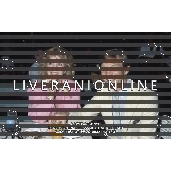 RETROSPETTIVA MICHAEL YORK ATTORE NELLA FOTO MICHAEL YORK CON LA MOGLIE PATRICIA McCALLUM A TAORMINA NELL\'ANNO 1975 AG ALDO LIVERANI SAS
