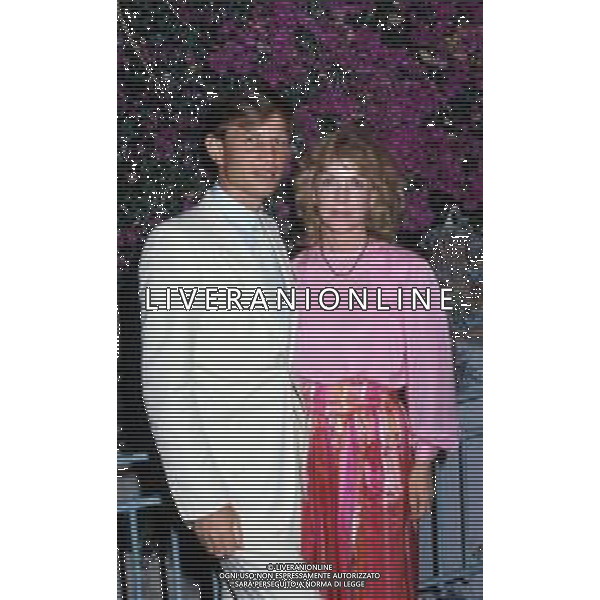 RETROSPETTIVA MICHAEL YORK ATTORE NELLA FOTO MICHAEL YORK CON LA MOGLIE PATRICIA McCALLUM A TAORMINA NELL\'ANNO 1975 AG ALDO LIVERANI SAS