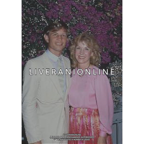 RETROSPETTIVA MICHAEL YORK ATTORE NELLA FOTO MICHAEL YORK CON LA MOGLIE PATRICIA McCALLUM A TAORMINA NELL\'ANNO 1975 AG ALDO LIVERANI SAS