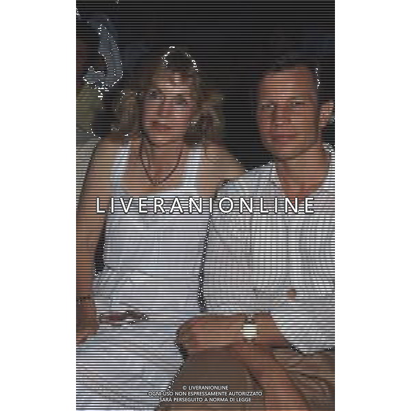 RETROSPETTIVA MICHAEL YORK ATTORE NELLA FOTO MICHAEL YORK CON LA MOGLIE PATRICIA McCALLUM A TAORMINA NELL\'ANNO 1975 AG ALDO LIVERANI SAS