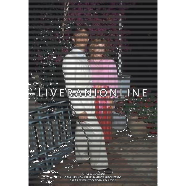 RETROSPETTIVA MICHAEL YORK ATTORE NELLA FOTO MICHAEL YORK CON LA MOGLIE PATRICIA McCALLUM A TAORMINA NELL\'ANNO 1975 AG ALDO LIVERANI SAS