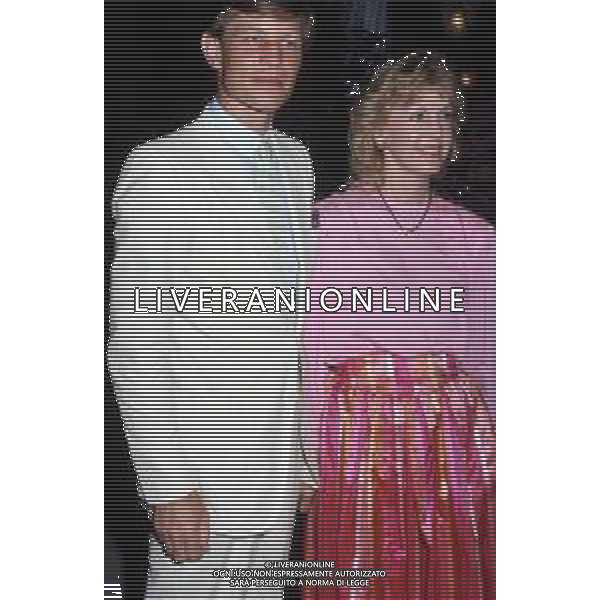 RETROSPETTIVA MICHAEL YORK ATTORE NELLA FOTO MICHAEL YORK CON LA MOGLIE PATRICIA McCALLUM A TAORMINA NELL\'ANNO 1975 AG ALDO LIVERANI SAS
