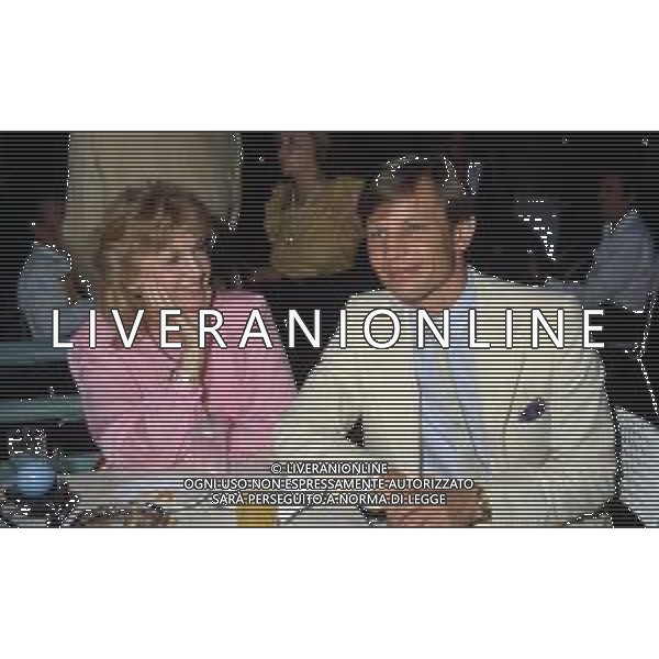 RETROSPETTIVA MICHAEL YORK ATTORE NELLA FOTO MICHAEL YORK CON LA MOGLIE PATRICIA McCALLUM A TAORMINA NELL\'ANNO 1975 AG ALDO LIVERANI SAS