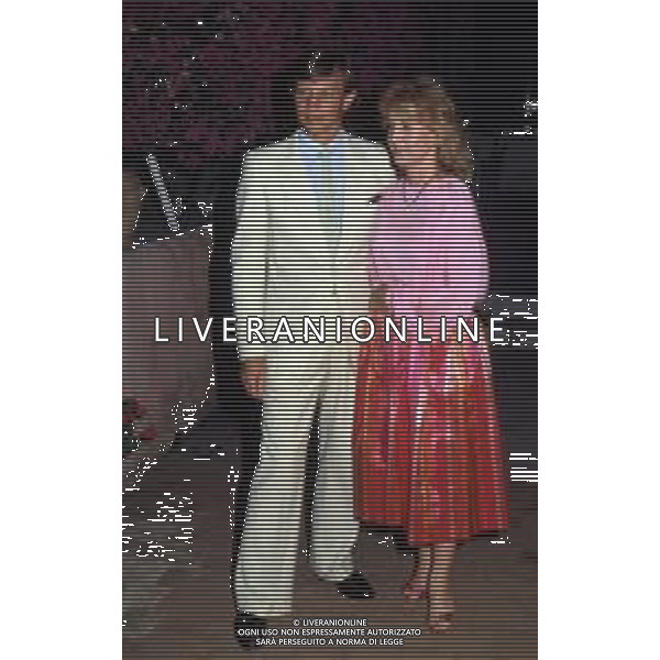 RETROSPETTIVA MICHAEL YORK ATTORE NELLA FOTO MICHAEL YORK CON LA MOGLIE PATRICIA McCALLUM A TAORMINA NELL\'ANNO 1975 AG ALDO LIVERANI SAS
