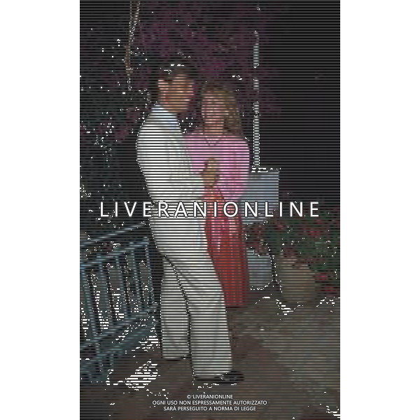 RETROSPETTIVA MICHAEL YORK ATTORE NELLA FOTO MICHAEL YORK CON LA MOGLIE PATRICIA McCALLUM A TAORMINA NELL\'ANNO 1975 AG ALDO LIVERANI SAS
