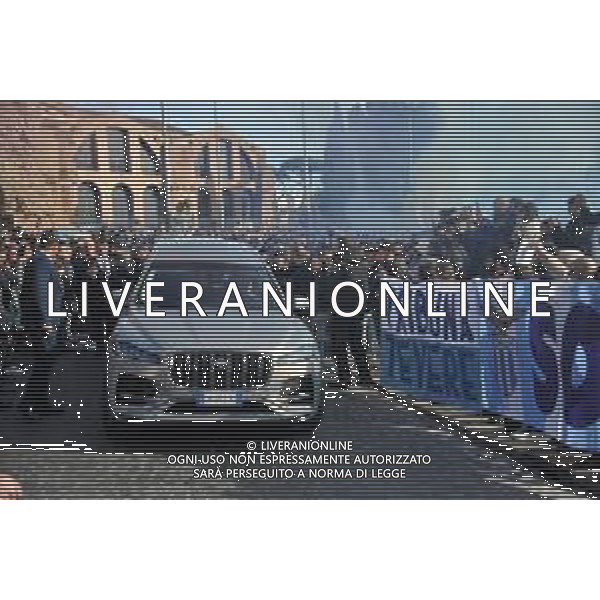 Funerale Sinisa Mihajlovic - Roma 19-12-2022 nella foto Il feretro passa tra la folla FOTO FEDERICO GAETAMO-AG ALDO LIVERANI SAS