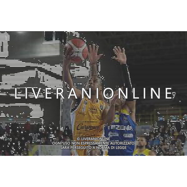 Penetrazione di Muhammad-Ali Abdur-Rahkman - Carpegna Prosciutto Pesaro durante la partita tra Tezenis Verona e Carpegna Prosciutto Pesaro valida per l\'undicesima giornata del campionato Italiano di basket serie A1. 18 Dicembre 2022, Pala AGSM-AIM, Verona, Italia ©Tommasini Roberto / AGENZIA ALDO LIVERANI SAS