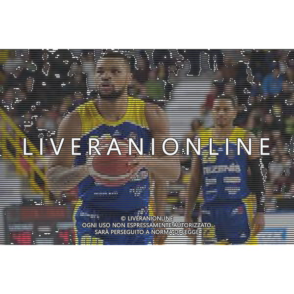 Taylor Smith - Tezenis Verona al tiro dalla lunetta durante la partita tra Tezenis Verona e Carpegna Prosciutto Pesaro valida per l\'undicesima giornata del campionato Italiano di basket serie A1. 18 Dicembre 2022, Pala AGSM-AIM, Verona, Italia ©Tommasini Roberto / AGENZIA ALDO LIVERANI SAS