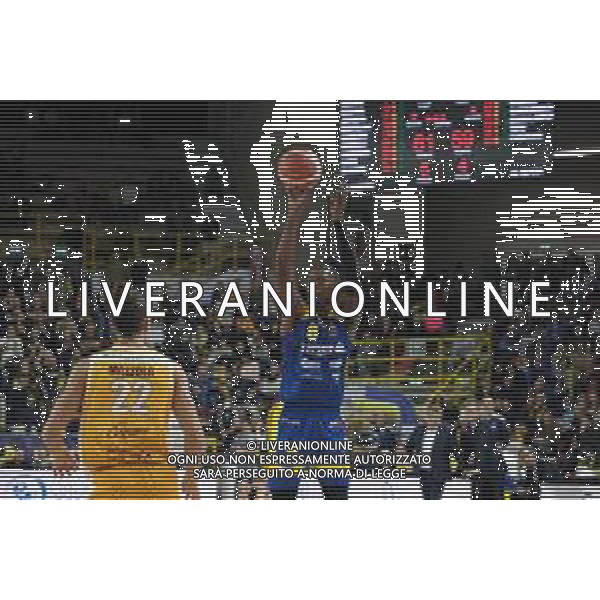 Aric Holman - Tezenis Verona al tiro durante la partita tra Tezenis Verona e Carpegna Prosciutto Pesaro valida per l\'undicesima giornata del campionato Italiano di basket serie A1. 18 Dicembre 2022, Pala AGSM-AIM, Verona, Italia ©Tommasini Roberto / AGENZIA ALDO LIVERANI SAS