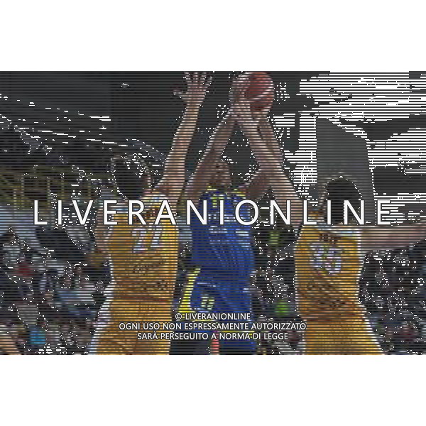 Tiro in sospensione di Xavier Johnson - Tezenis Verona durante la partita tra Tezenis Verona e Carpegna Prosciutto Pesaro valida per l\'undicesima giornata del campionato Italiano di basket serie A1. 18 Dicembre 2022, Pala AGSM-AIM, Verona, Italia ©Tommasini Roberto / AGENZIA ALDO LIVERANI SAS