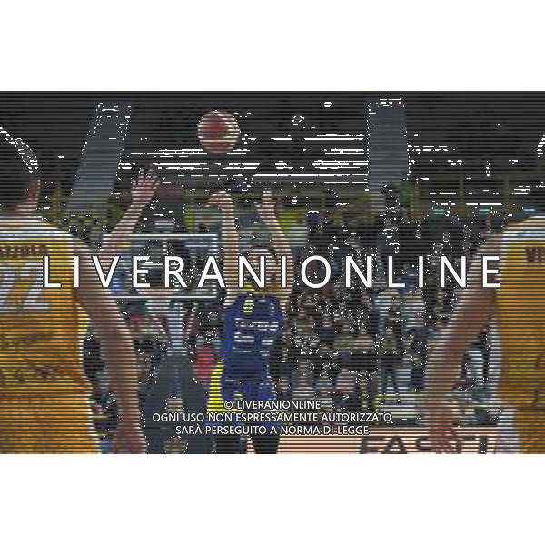 Tiro di Alessandro Cappelletti - Tezenis Verona durante la partita tra Tezenis Verona e Carpegna Prosciutto Pesaro valida per l\'undicesima giornata del campionato Italiano di basket serie A1. 18 Dicembre 2022, Pala AGSM-AIM, Verona, Italia ©Tommasini Roberto / AGENZIA ALDO LIVERANI SAS