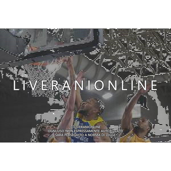 Schiacciata di Taylor Smith - Tezenis Verona durante la partita tra Tezenis Verona e Carpegna Prosciutto Pesaro valida per l\'undicesima giornata del campionato Italiano di basket serie A1. 18 Dicembre 2022, Pala AGSM-AIM, Verona, Italia ©Tommasini Roberto / AGENZIA ALDO LIVERANI SAS