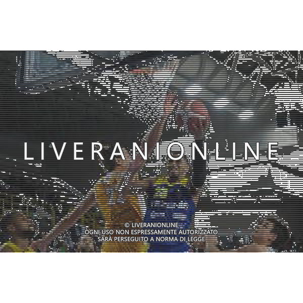 Penetrazione a canestro di Karvel Anderson - Tezenis Verona durante la partita tra Tezenis Verona e Carpegna Prosciutto Pesaro valida per l\'undicesima giornata del campionato Italiano di basket serie A1. 18 Dicembre 2022, Pala AGSM-AIM, Verona, Italia ©Tommasini Roberto / AGENZIA ALDO LIVERANI SAS