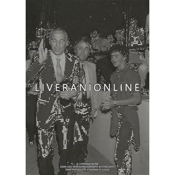 RETROSPETTIVA ENZO BEARZOT ALLENATORE NAZIONALE ITALIANA CALCIO NELLA FOTO ENZO BEARZOT A UNA PREMIAZIONE NELL\'ANNO 1982 CON IL GIORNALISTA ITALO CUCCI AG ALDO LIVERANI SAS  