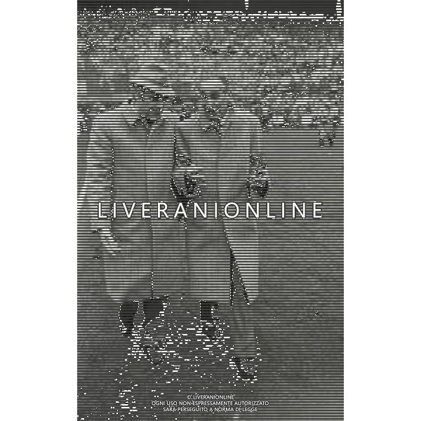 RETROSPETTIVA ENZO BEARZOT ALLENATORE NAZIONALE ITALIANA CALCIO NELLA FOTO ENZO BEARZOT NELL\'ANNO 1982 CON IL PROFESSORE LEONARDO VECCHIETT A SAN SIRO NELLA PARTITA ITALIA-CECOSLOVACCHIA AG ALDO LIVERANI SAS