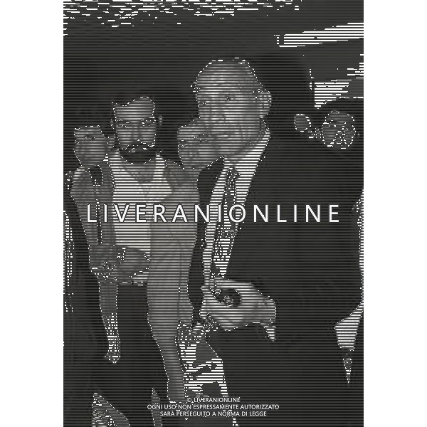 RETROSPETTIVA ENZO BEARZOT ALLENATORE NAZIONALE ITALIANA CALCIO NELLA FOTO ENZO BEARZOT NELL\'ANNO 1983 ALL\'ARRIVO CON LA NAZIONALE ITALIANA ESCLUSA DAGLI EUROPEI 1983 AG ALDO LIVERANI SAS  