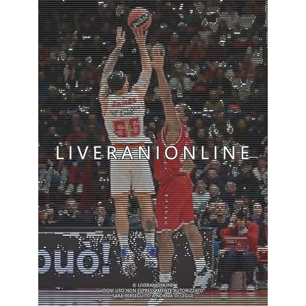 TVRG Mike James (Monaco) contrastato da Kyle Hines (Olimpia Milano) EA7 Emporio Armani Milano vs Monaco Assago (MI) 23-12-2022 Mediolanum Forum Turkish Airlines Euroleague 15a giornata regular season foto Roberto Garavaglia/ag. Aldo Liverani sas / AGENZIA ALDO LIVERANI SAS
