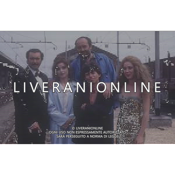 RETROSPETTIVA GIUSEPPE BERTOLUCCI REGISTA NELLA FOTO GIUSEPPE BERTOLUCCI SUL SET DEL FILM “I CAMMELLI“ NELL\'ANNO 1988 CON DIEGO ABATANTUONO GIULIA BOSCHI PAOLO ROSSI E SABINA GUZZANTI AG ALDO LIVERANI SAS 