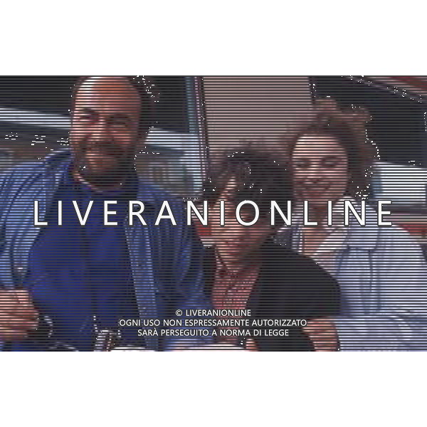 RETROSPETTIVA GIUSEPPE BERTOLUCCI REGISTA NELLA FOTO GIUSEPPE BERTOLUCCI SUL SET DEL FILM “I CAMMELLI“ NELL\'ANNO 1988 CON PAOLO ROSSI E GIULIA BOSCHI AG ALDO LIVERANI SAS 