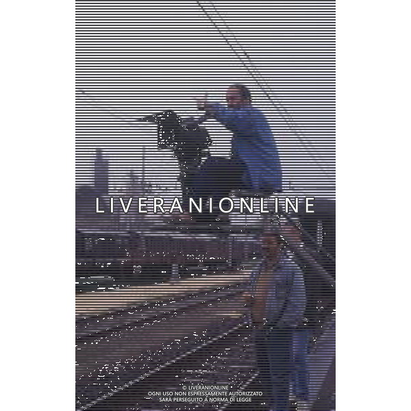 RETROSPETTIVA GIUSEPPE BERTOLUCCI REGISTA NELLA FOTO GIUSEPPE BERTOLUCCI SUL SET DEL FILM “I CAMMELLI“ NELL\'ANNO 1988 AG ALDO LIVERANI SAS 