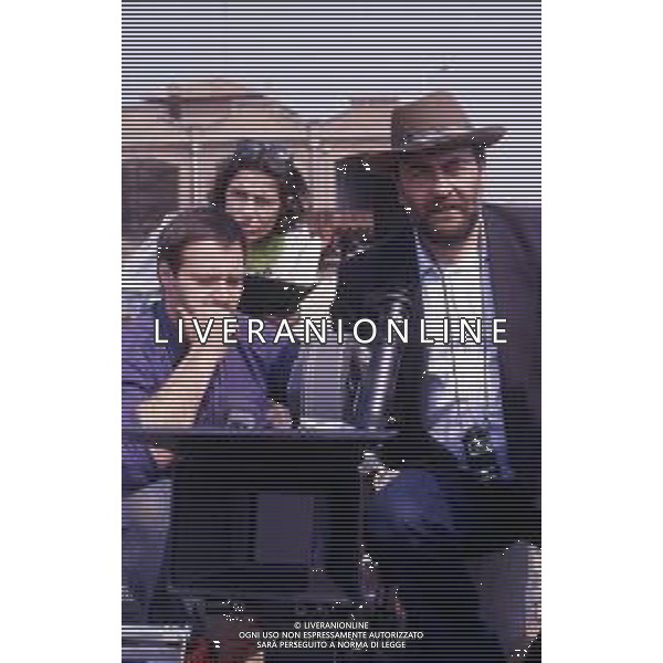 RETROSPETTIVA GIUSEPPE BERTOLUCCI REGISTA NELLA FOTO GIUSEPPE BERTOLUCCI SUL SET DEL FILM “I CAMMELLI“ NELL\'ANNO 1988 AG ALDO LIVERANI SAS 
